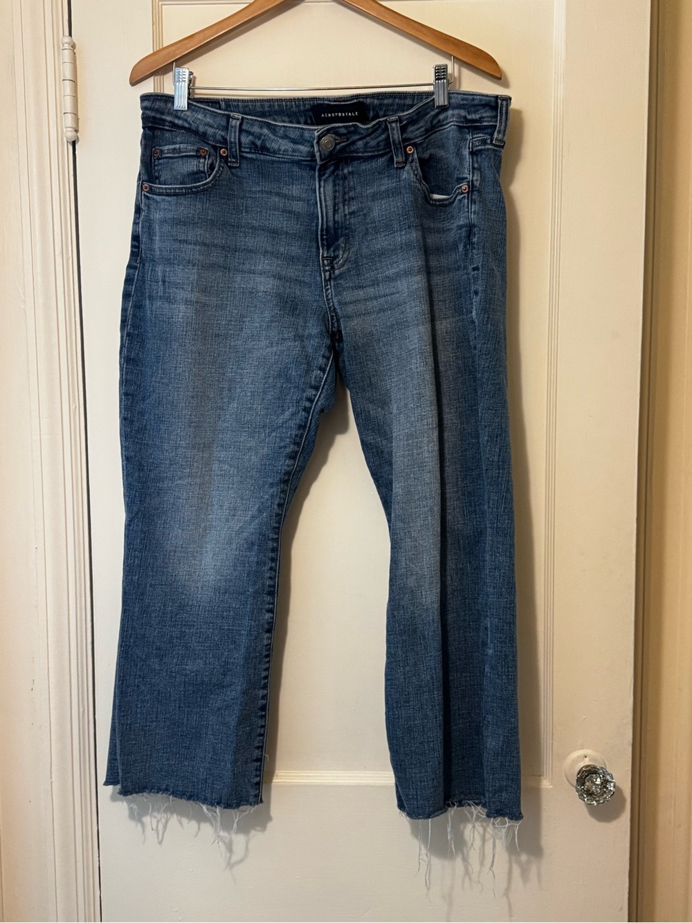 Aeropostale Women's Cropped Frayed-Hem Jeans in Blue Denim very light wear.